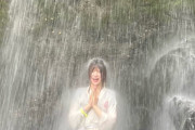 清野桃々姫が滝行ww