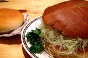【画像】コメダ珈琲のハンバーガー、デカすぎるｗｗｗ