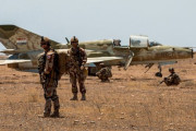 米陸軍とノルウェー陸軍テレマーク大隊の兵士が合同戦闘偵察パトロールを実施…イラクのアル・アサド空軍基地！