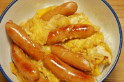 【悲報】僕の夕食、ソーセージの卵とじ丼…
