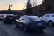 【動画】カリフォルニアの充電ステーションに電気自動車が大行列！！これはたまったもんじゃないな・・・