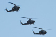 陸自中部方面航空隊のヘリコプターが隊形を組んで訓練飛行…ところでアパッチとコブラの区別がつかないんだが！