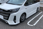 タイヤがめりこんでる車wwwwwww