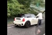 【悲報】セルシオ乗りさん、高速でminiを停車させ車体を蹴ってボコボコにしてしまう