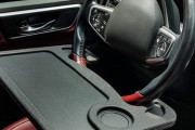 車にハンドルに引っかけるテーブルつけて運転してたら