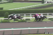 【競馬】阪神最終R、勝ち馬がゴール前で何故か跳躍する
