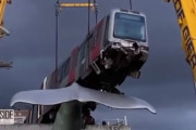 電車が約10メートル上空のクジラの尻尾のオブジェに引っ掛かる（オランダ）