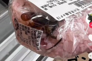 【画像】コンビニおにぎりにゴキブリが混入していた写真が拡散されてしまう…?
