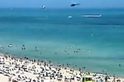 海水浴客の目の前にヘリコプターが墜落。その瞬間の映像。（マイアミ）