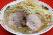 ワイヒョロガリ、二郎ラーメン大盛りを半分残す