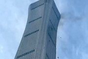 【動画】北京の109階建て超高層ビル（528M）に飛行機が突っ込む事故。
