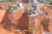 【動画】棒倒しかな。中国の立ち退き拒否の嫌がらせがすごいレベルに。