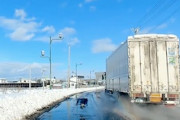 【釧路】雪道を猛スピードで駆け抜けて行った乗用車とトラックがその先で・・・。