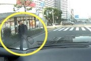 【東京】信号待ち中の車のドアを開けてくるヤバいやつと出会ったドラレコ。