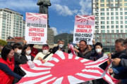 韓国人「発狂した韓国人が戦犯旗を八つ裂き！」韓国海軍の戦犯旭日旗への敬礼が議論に！　韓国の反応