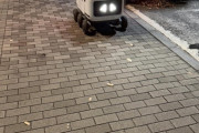 散歩してたらロボットが居た