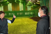 カープ新井監督、ケムナ父と英語で談笑「俺、英検2級だから。通訳なしでガンガンしゃべれるよ」