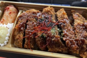 【画像】世界「ワォ！ 日本のスタジアムではこんな豪華なカツ丼が1,500円で食えちまうんだ、アメリカなら5,000円はするぜ」