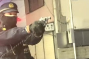 【大阪】拳銃を向ける警察官に詰め寄る反社の動画が投稿されるw(ﾟoﾟ)w