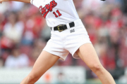 【悲報】稲村亜美がうっすら涙…11球団始球式もまさかの大暴投に頭抱える 残すは巨人のみ