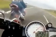 メーター振り切り。時速299キロオーバーですり抜けをするバイク乗りたちの車載。