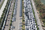 中華EV、在庫の山で倉庫が不足し、そのまま道路に投棄
