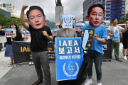 IAEAはうりに跪くニダァ！　〜　来韓したIAEA事務局長、激しい糾弾デモで到着ロビー通れず…やっとのことで金浦空港脱出