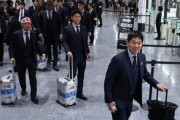 日本代表、成田空港から出発！ファンから大歓声　長友佑都は日の丸鉢巻きで登場　いざW杯事前合宿地メキシコへ （関連まとめ）