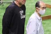 【朗報】西武の山川が試合前ずっと王会長と話してる件