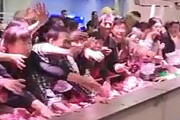 【動画】中国、スーパーの肉売り場におばちゃん軍団殺到！「豚肉よこせ！」の争奪戦に