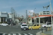 【動画】女さん「私女なんでパトカーどいてもらえますか？」ﾄﾞﾝｯｯｯ