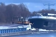 【動画】ライン運河で艀を押していたプッシャー船に貨物船が追突する事故。