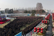 北朝鮮、600ミリ超大型ロケット砲の贈呈に金正恩大喜び！