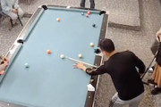 嫌な予感的中ｗｗｗビリヤードで予想通りの事故になる動画がこちら。