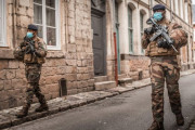 フランス陸軍、新型コロナ感染拡大で閑散とした主要都市をパトロール！