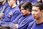 ◆代表小ネタ◆全員集合ミーティングで一人だけ飲み物持参でよゆうの南野タキが流石モナ王で🌿