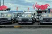 【悲報】トヨタのあの最高級車、仲良く3台並んで投げ売りされる…