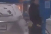【動画】女さん、凍った車の給油口をとんでもない方法で溶かそうとして大炎上ｗｗｗｗｗｗｗ