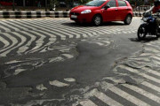 【熱波で道路が！】インド、あまりの暑さにアスファルトが溶ける
