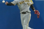 【阪神】中野拓夢、好守でドラフト同期の村上をアシスト！　一、二塁間の深い位置でゴロを捕球し、華麗な身のこなしでアウトに
