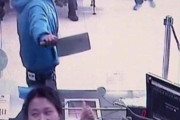 【画像】銀行強盗さん、とんでもない剣を持ってきてしまい銀行大パニック