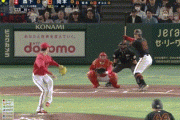 【巨人対広島1回戦】巨人、6回1アウト2塁から岡本の打球が天井懸垂口に挟まって落ちてこず、グラウンド特別ルールで二塁打になり巨人が先制