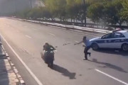 【動画】中国あるある、中国警察式バイクの取り締り ⇒ バイクに警棒を投げつける！