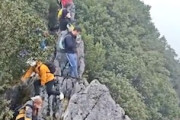 【動画】スマホ片手に登山していた男性が40メートルの岩から転落してしまう事故。
