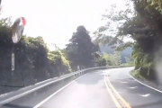 【ホラー】山道を走行中、センターライン付近に“意外な落下物”が…