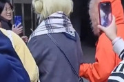 【速報】中国で日本アニメのコスプレ女子を取り囲み　SNSにかつら燃やす画像投稿「僕のヒーローアカデミアのコスプレをしやがった」