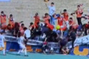 【動画】 サッカーJ3試合中に客席の柵が壊れサポーター14人転落、女性緊急搬送 ⇒ 瞬間を捉えた動画に衝撃走る・・
