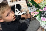 9歳少年がペットの肖像画を描き続ける理由。絵と引き換えに動物保護施設へ寄付をしてもらう（ロシア）