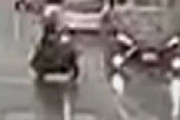 【動画】 朝霞市でバイクが信号無視の車に突っ込まれる衝撃事故 ⇒ バイクを責めるような報道に批判の声