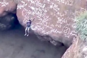 【動画】絶壁で無茶するスパイダーマン、ついに落下して命を失う。